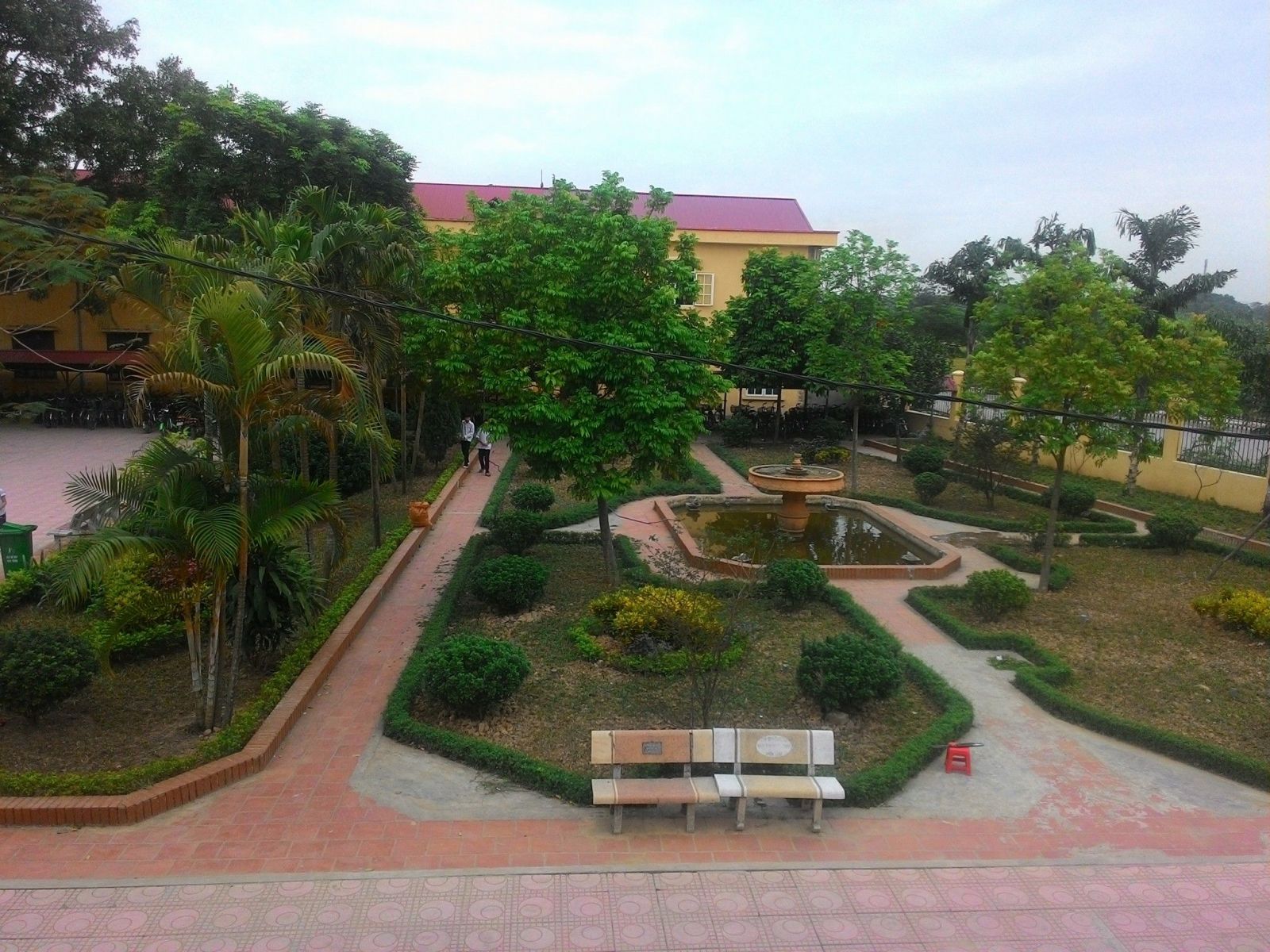 Khuôn viên xanh của Trường THCS Bần Yên Nhân.